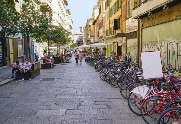 Pequena Rua Com Lugares Para Descansar Cidade Bolonha Itália — Fotografia de Stock