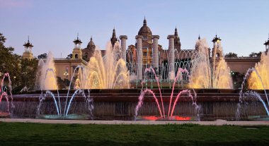 Magic fountain National Palace, Barselona, İspanya, önünde eylem.