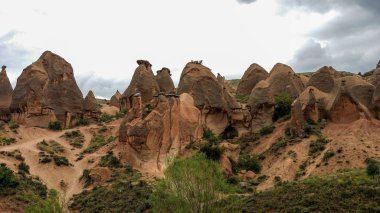 Kapadokya'daki Kızıl Vadi, Türkiye . Kızıl Vadi kayaların kırmızı-gül rengi ile ünlüdür, Kapadokya bölgesindeki birçok vadinin en çarpıcı larından biridir..