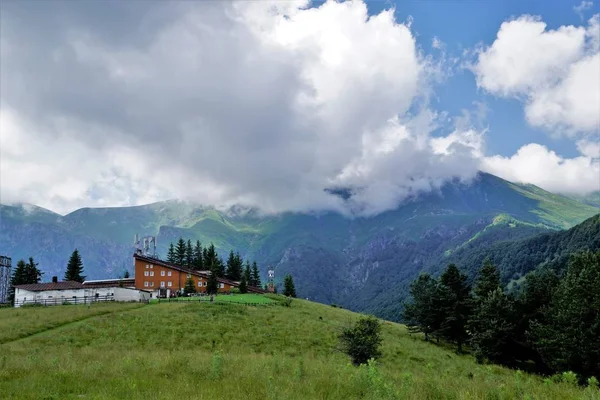 Olhar Panorâmico Sobre Chalet Pleven Pico Mais Alto Botev Nas — Fotografia de Stock