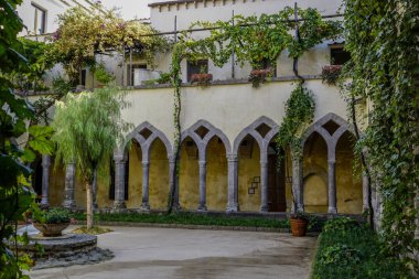 Güney İtalya 'daki Sorrento Fransisken manastırının iç avlusu..