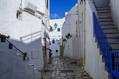 05 _ İtalya 'nın güneyindeki sözde Beyaz Şehir Ostuni' de güzel bir cadde.