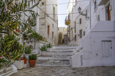     Güney İtalya 'da, Beyaz Şehir Ostuni' de güzel bir cadde..                           