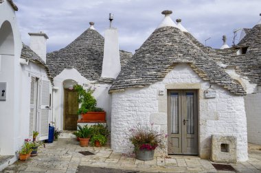 01 _ Yuvarlak evlerin Trulli, Alberobello, İtalya 'nın bir parçası.                               
