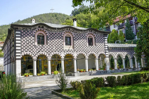 古代教会200人のブルガリア人の自発的な仕事と1844年に建てられた 聖母マリアの導入 ヴァロシャ アリヒクトゥル複合体はブルガリアのブラゴエヴグラードに位置する — ストック写真
