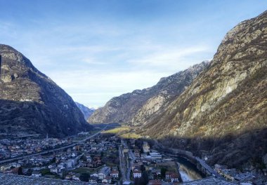 Forte di Bard, Valle d'Aosta bölge İtalya, Aralık 2016. Kalenin tepesine önde gelen Panoramik Asansör üzerinden görüntüleyin. Burası macera, Aksiyon, fantastik bir film çekmeye 2014 yılında seçildi.