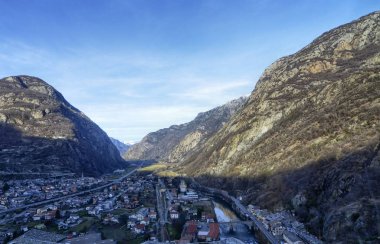 Forte di Bard, Valle d'Aosta bölge İtalya, Aralık 2016. Kalenin tepesine önde gelen Panoramik Asansör üzerinden görüntüleyin. Burası macera, Aksiyon, fantastik bir film çekmeye 2014 yılında seçildi.