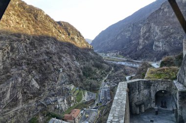 Forte di Bard, Valle d'Aosta bölge İtalya, Aralık 2016. Kalenin tepesine önde gelen Panoramik Asansör üzerinden görüntüleyin. Burası macera, Aksiyon, fantastik bir film çekmeye 2014 yılında seçildi.
