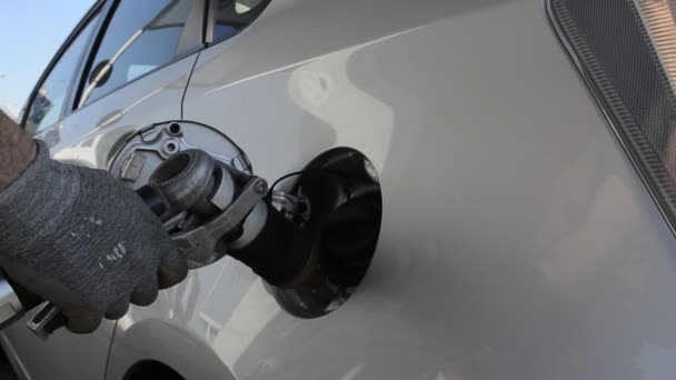 Venaria 意大利 2018年5月 丰田普锐斯的液化石油气供应 这辆车是用液化石油气系统改装的 分配器枪是由一个小气泡的气体与机器断开 — 图库视频影像