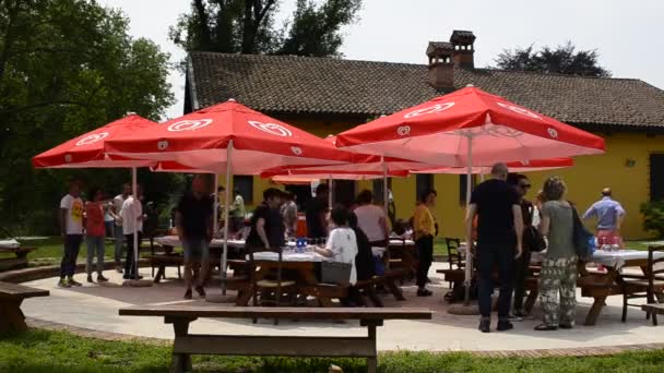 Venaria 意大利 2018年5月 人们享受着夏日午餐 户外餐桌上放着雨伞 在与朋友们吃饭的时候从强烈的阳光下躲避 这群人到达并坐了下来 — 图库视频影像