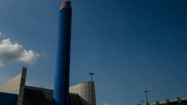 Turin, Gerbido, Piedmont İtalya 17 Mart 2018. Şirket Trm-Gruppo Iren atık enerji santrali. Zaman dilimi akan ve ışığa büyük mavi baca üzerinde değişen bulutlar görmek