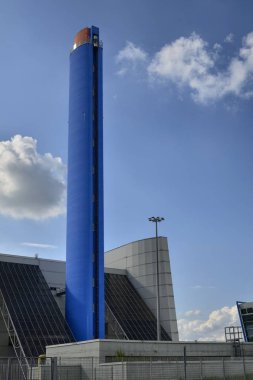Turin, Gerbido, Piedmont İtalya 29 Mayıs 2018. Şirket Trm-Iren grup atık enerji santrali. Derin mavi boyalı 120 metre yüksek baca gösterilen vurdu. Görünür entegre Panoramik Asansör.