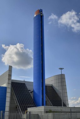 Turin, Gerbido, Piedmont İtalya 29 Mayıs 2018. Şirket Trm-Iren grup atık enerji santrali. Derin mavi boyalı 120 metre yüksek baca gösterilen vurdu. Görünür entegre Panoramik Asansör.