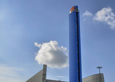 Turin, Gerbido, Piedmont İtalya 29 Mayıs 2018. Şirket Trm-Iren grup atık enerji santrali. Derin mavi boyalı 120 metre yüksek baca gösterilen vurdu. Görünür entegre Panoramik Asansör.