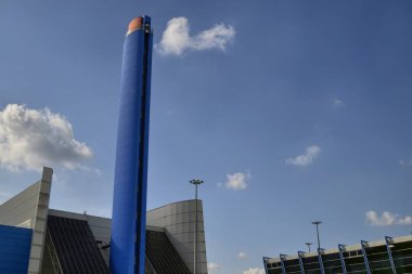 Turin, Gerbido, Piedmont İtalya 29 Mayıs 2018. Şirket Trm-Iren grup atık enerji santrali. Derin mavi boyalı 120 metre yüksek baca gösterilen vurdu. Görünür entegre Panoramik Asansör.
