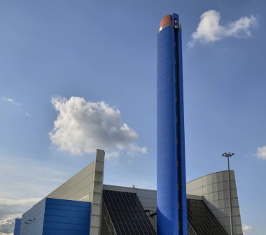 Turin, Gerbido, Piedmont İtalya 29 Mayıs 2018. Şirket Trm-Iren grup atık enerji santrali. Derin mavi boyalı 120 metre yüksek baca gösterilen vurdu. Görünür entegre Panoramik Asansör.