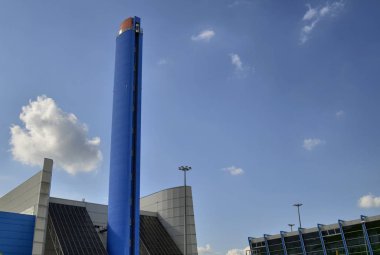 Turin, Gerbido, Piedmont İtalya 29 Mayıs 2018. Şirket Trm-Iren grup atık enerji santrali. Derin mavi boyalı 120 metre yüksek baca gösterilen vurdu. Görünür entegre Panoramik Asansör.