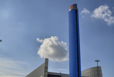 Turin, Gerbido, Piedmont İtalya 29 Mayıs 2018. Şirket Trm-Iren grup atık enerji santrali. Derin mavi boyalı 120 metre yüksek baca gösterilen vurdu. Görünür entegre Panoramik Asansör.