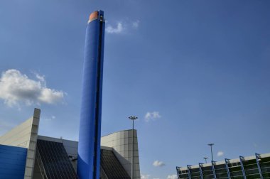 Turin, Gerbido, Piedmont İtalya 29 Mayıs 2018. Şirket Trm-Iren grup atık enerji santrali. Derin mavi boyalı 120 metre yüksek baca gösterilen vurdu. Görünür entegre Panoramik Asansör.