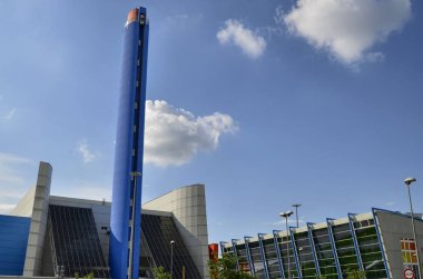 Turin, Gerbido, Piedmont İtalya 29 Mayıs 2018. Şirket Trm-Iren grup atık enerji santrali. Derin mavi boyalı 120 metre yüksek baca gösterilen vurdu. Görünür entegre Panoramik Asansör.