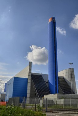 Turin, Gerbido, Piedmont İtalya 29 Mayıs 2018. Şirket Trm-Iren grup atık enerji santrali. Derin mavi boyalı 120 metre yüksek baca gösterilen vurdu. Görünür entegre Panoramik Asansör.
