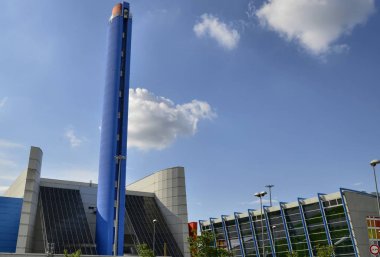 Turin, Gerbido, Piedmont İtalya 29 Mayıs 2018. Şirket Trm-Iren grup atık enerji santrali. Derin mavi boyalı 120 metre yüksek baca gösterilen vurdu. Görünür entegre Panoramik Asansör.