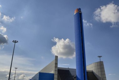 Turin, Gerbido, Piedmont İtalya 29 Mayıs 2018. Şirket Trm-Iren grup atık enerji santrali. Derin mavi boyalı 120 metre yüksek baca gösterilen vurdu. Görünür entegre Panoramik Asansör.