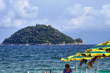 Albenga, Liguria, İtalya. Temmuz 2018. Gallinara Adası üzerinde Albenga çevresinde plajları bir dönüm noktası olduğunu. Açık şekli büyük bir kaplumbağa anımsatır. Yüzücüler manzarasının keyfini çıkarabilirsiniz.