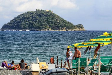 Albenga, Liguria, İtalya. Temmuz 2018. Gallinara Adası üzerinde Albenga çevresinde plajları bir dönüm noktası olduğunu. Açık şekli büyük bir kaplumbağa anımsatır. Yüzücüler manzarasının keyfini çıkarabilirsiniz.
