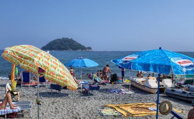 Albenga, Liguria, İtalya. Temmuz 2018. Gallinara Adası üzerinde Albenga çevresinde plajları bir dönüm noktası olduğunu. Açık şekli büyük bir kaplumbağa anımsatır. Yüzücüler manzarasının keyfini çıkarabilirsiniz.