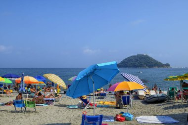 Albenga, Liguria, İtalya. Temmuz 2018. Gallinara Adası üzerinde Albenga çevresinde plajları bir dönüm noktası olduğunu. Açık şekli büyük bir kaplumbağa anımsatır. Yüzücüler manzarasının keyfini çıkarabilirsiniz.
