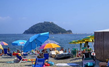Albenga, Liguria, İtalya. Temmuz 2018. Gallinara Adası üzerinde Albenga çevresinde plajları bir dönüm noktası olduğunu. Açık şekli büyük bir kaplumbağa anımsatır. Yüzücüler manzarasının keyfini çıkarabilirsiniz.