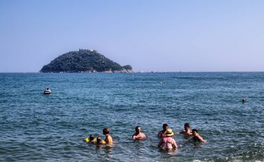 Albenga, Liguria, İtalya. Temmuz 2018. Gallinara Adası üzerinde Albenga çevresinde plajları bir dönüm noktası olduğunu. Açık şekli büyük bir kaplumbağa anımsatır. Yüzücüler manzarasının keyfini çıkarabilirsiniz.