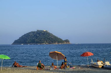 Albenga, Liguria, İtalya. Temmuz 2018. Gallinara Adası üzerinde Albenga çevresinde plajları bir dönüm noktası olduğunu. Açık şekli büyük bir kaplumbağa anımsatır. Yüzücüler manzarasının keyfini çıkarabilirsiniz.
