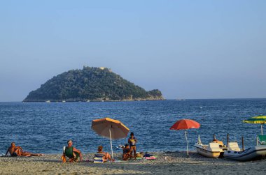 Albenga, Liguria, İtalya. Temmuz 2018. Gallinara Adası üzerinde Albenga çevresinde plajları bir dönüm noktası olduğunu. Açık şekli büyük bir kaplumbağa anımsatır. Yüzücüler manzarasının keyfini çıkarabilirsiniz.