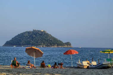 Albenga, Liguria, İtalya. Temmuz 2018. Gallinara Adası üzerinde Albenga çevresinde plajları bir dönüm noktası olduğunu. Açık şekli büyük bir kaplumbağa anımsatır. Yüzücüler manzarasının keyfini çıkarabilirsiniz.
