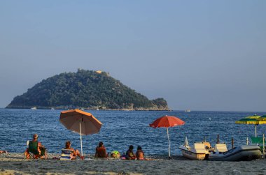 Albenga, Liguria, İtalya. Temmuz 2018. Gallinara Adası üzerinde Albenga çevresinde plajları bir dönüm noktası olduğunu. Açık şekli büyük bir kaplumbağa anımsatır. Yüzücüler manzarasının keyfini çıkarabilirsiniz.