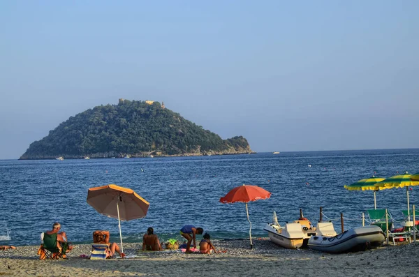 Albenga, Liguria, İtalya. Temmuz 2018. Gallinara Adası üzerinde Albenga çevresinde plajları bir dönüm noktası olduğunu. Açık şekli büyük bir kaplumbağa anımsatır. Yüzücüler manzarasının keyfini çıkarabilirsiniz.