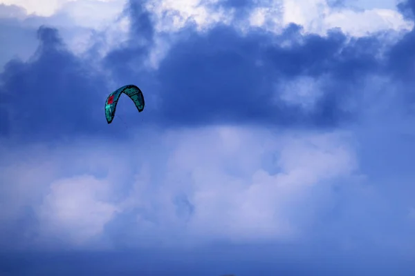 Albenga Itálie Července 2018 Kitesurfing Moři Albenga Pestrobarevné Plachty Oživují — Stock fotografie