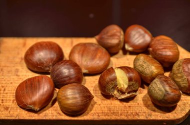 Kestane tam arıyorsunuz ve zengin, oyulmuş ve pişmiş hazır bir grup ile bir Ahşap Doğrama tahtası.