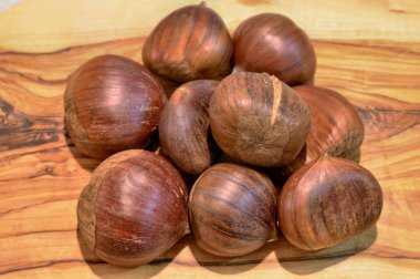 Kestane tam arıyorsunuz ve zengin, oyulmuş ve pişmiş hazır bir grup ile bir Ahşap Doğrama tahtası.