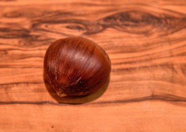 Mükemmel görünümlü kestane: tam ve yuvarlak kesme tahtası, hazır pişmiş olabilir yerleştirilir.