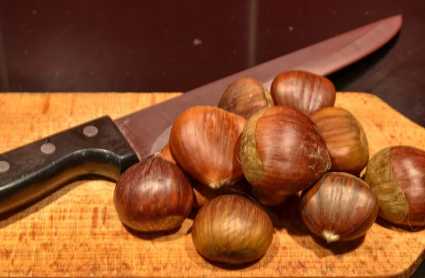 Una Tabla Cortar Madera Con Cuchillo Largo Afilado Grupo Castañas — Foto de Stock