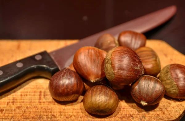 Una Tabla Cortar Madera Con Cuchillo Largo Afilado Grupo Castañas — Foto de Stock