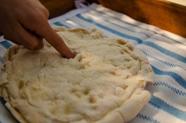 Ham, yumuşak ve yumuşak ekmek karışımı, günaha parmakla dokunma için güçlüdür. Yüzey hoş ve annesi Maya gibi kokuyor: iştah açıcı!