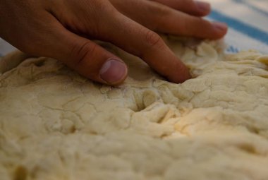 Ham, yumuşak ve yumuşak ekmek karışımı, günaha parmakla dokunma için güçlüdür. Yüzey hoş ve annesi Maya gibi kokuyor: iştah açıcı!