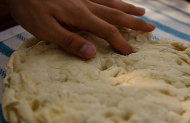 Ham, yumuşak ve yumuşak ekmek karışımı, günaha parmakla dokunma için güçlüdür. Yüzey hoş ve annesi Maya gibi kokuyor: iştah açıcı!