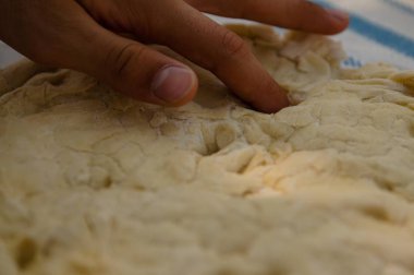 Ham, yumuşak ve yumuşak ekmek karışımı, günaha parmakla dokunma için güçlüdür. Yüzey hoş ve annesi Maya gibi kokuyor: iştah açıcı!