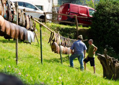 Favella, Piedmont, İtalya, Temmuz 2018. Sığır çizmeler ülke Fuar Merkezi'nde sergilenen inek. İnce işçilik ve çok eski parça görebilirsiniz. Çobanlar ziyaretçilere söyle.