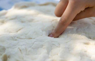 Ham, yumuşak ve yumuşak ekmek karışımı, günaha parmakla dokunma için güçlüdür. Yüzey hoş ve annesi Maya gibi kokuyor: iştah açıcı!